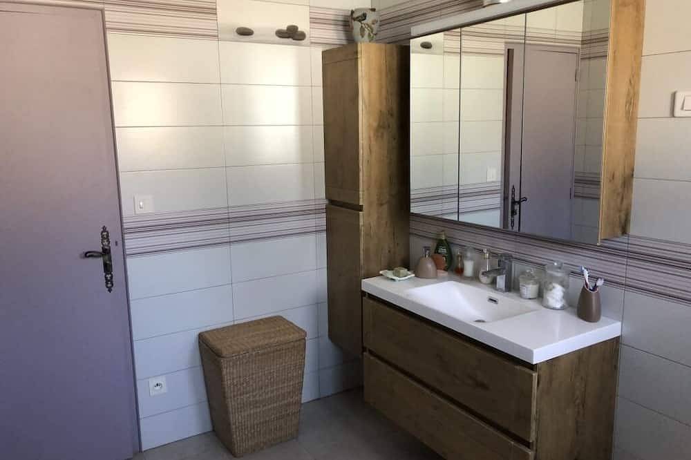 Geräumiges Haus mit Pool 5min von Uzès in Montaren-et-Saint-Médiers, Nimes und Umgebung