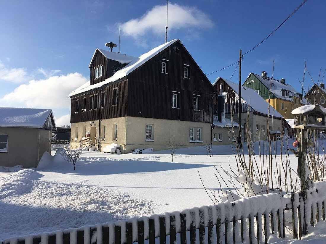 Ganze Ferienwohnung, Ferienwohnung im Dachgeschoß mit Blick auf die Berge  in Deutschneudorf, Erzgebirge