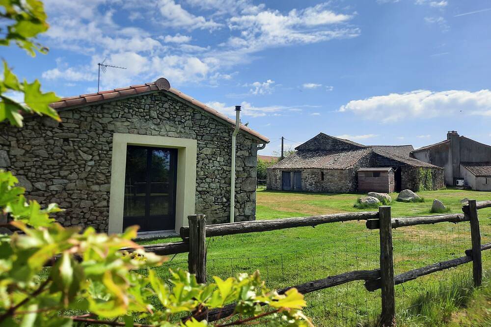Entire apartment, 2-seater studio near Puy du Fou in Bressuire, Deux-Sèvres