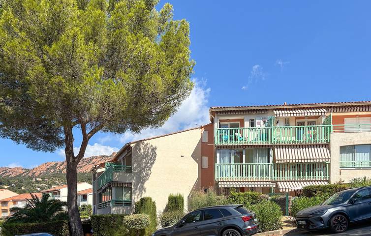 Apartamento vacacional entero, Refugio junto al mar: acogedor apartamento con terraza y aparcamiento cerca de la playa in Agay, Saint-Raphaël (Var)