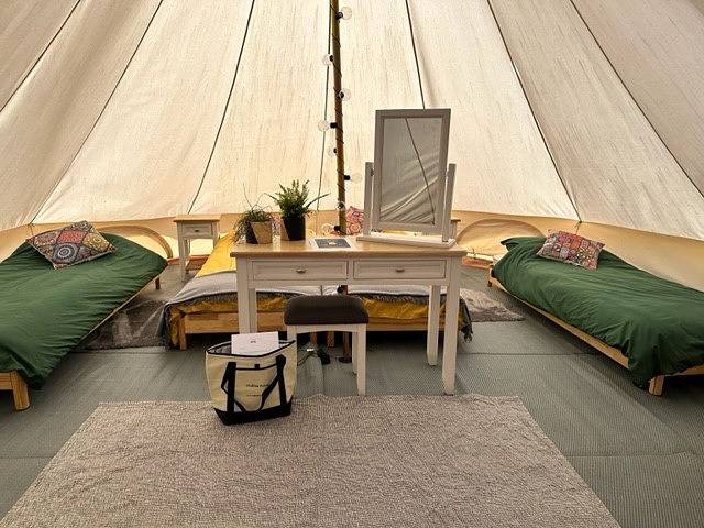 Glamping Tent - Deck - Pets Welcome in Northamptonshire