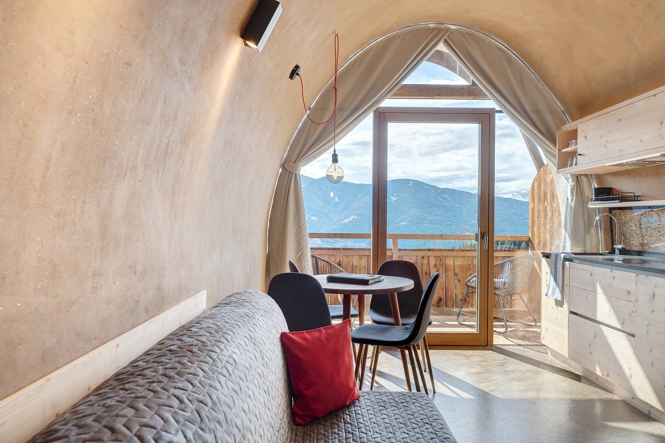Ganzes Studio, Studio 'Dietrichhof Pavilion Fire' mit Bergblick, gemeinsamer Terrasse und Wi-Fi in Feldthurns, Dolomiti Superski
