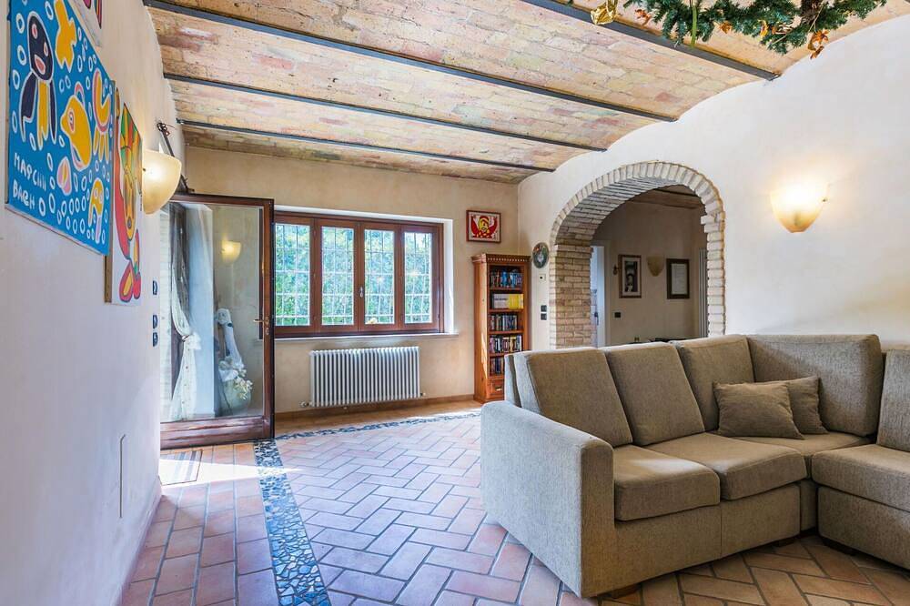 Caratteristica villa indipendente per 4 persone con terrazza e vista panoramica in Castorano, Provincia di Ascoli Piceno