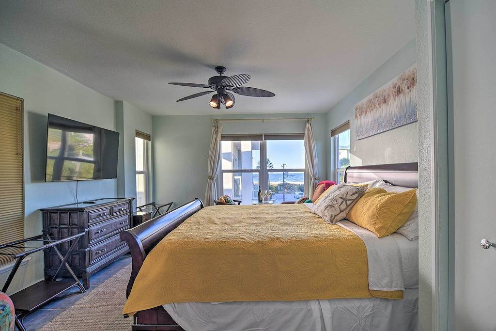 Colorful Townhome, Steps to Clearwater Beach! in Clearwater Beach, Clearwater