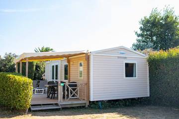 Caravane pour 4 personnes, avec balcon/terrasse ainsi que terrasse et vue sur le lac à Trélévern