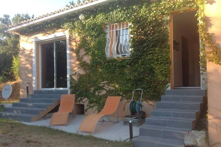 Location de vacances pour 4 personnes, avec jardin à Pietracorbara