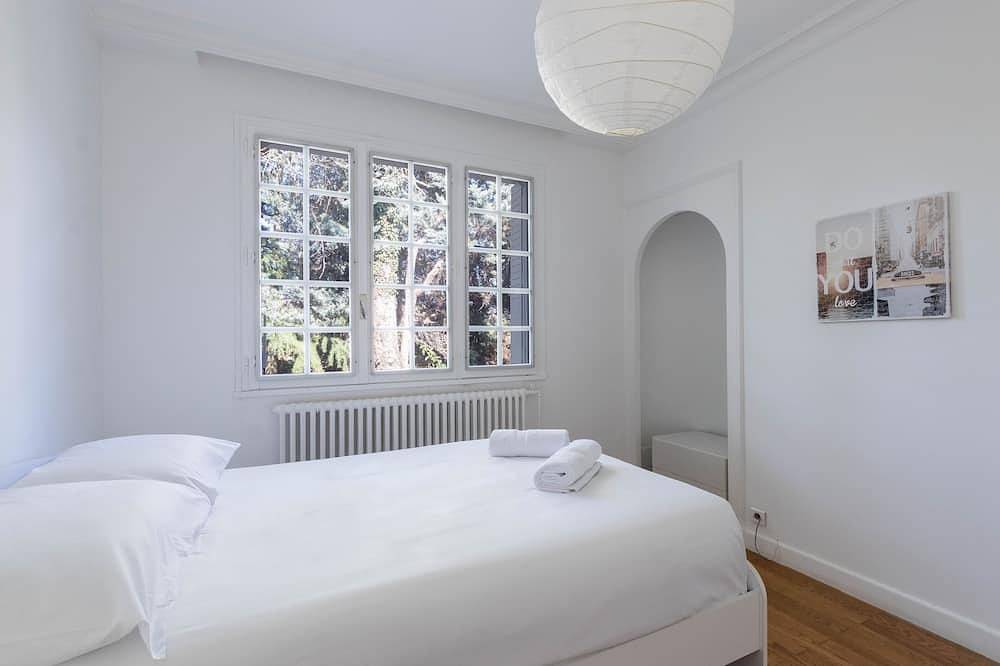 Grande Maison Au Calme Avec Très Grand Jardin in Limonest, Ródano