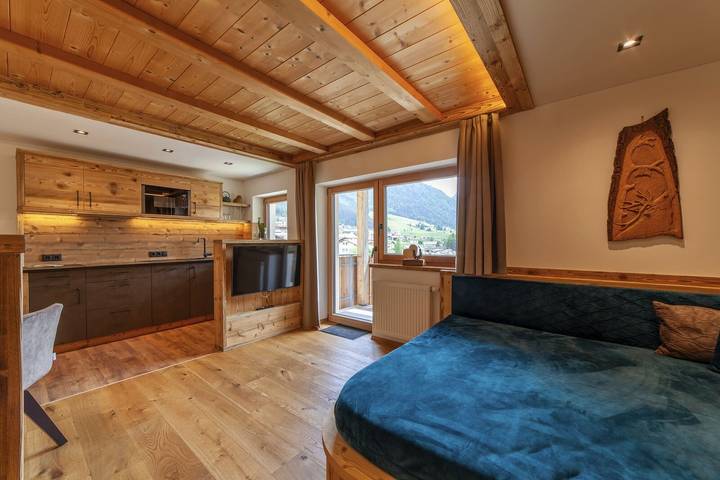 Entire apartment, Apartment 'Mühlanderhof Apt Piz Lad' with Lake View, Shared Terrace and Wi-Fi in Lake Rèsia, Graun
