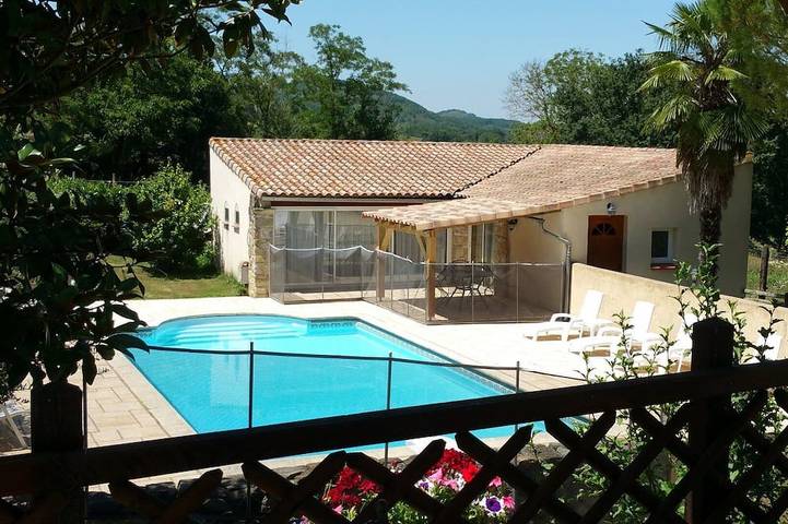 Gîte pour 4 personnes, avec Jardin et Piscine à Limbrassac