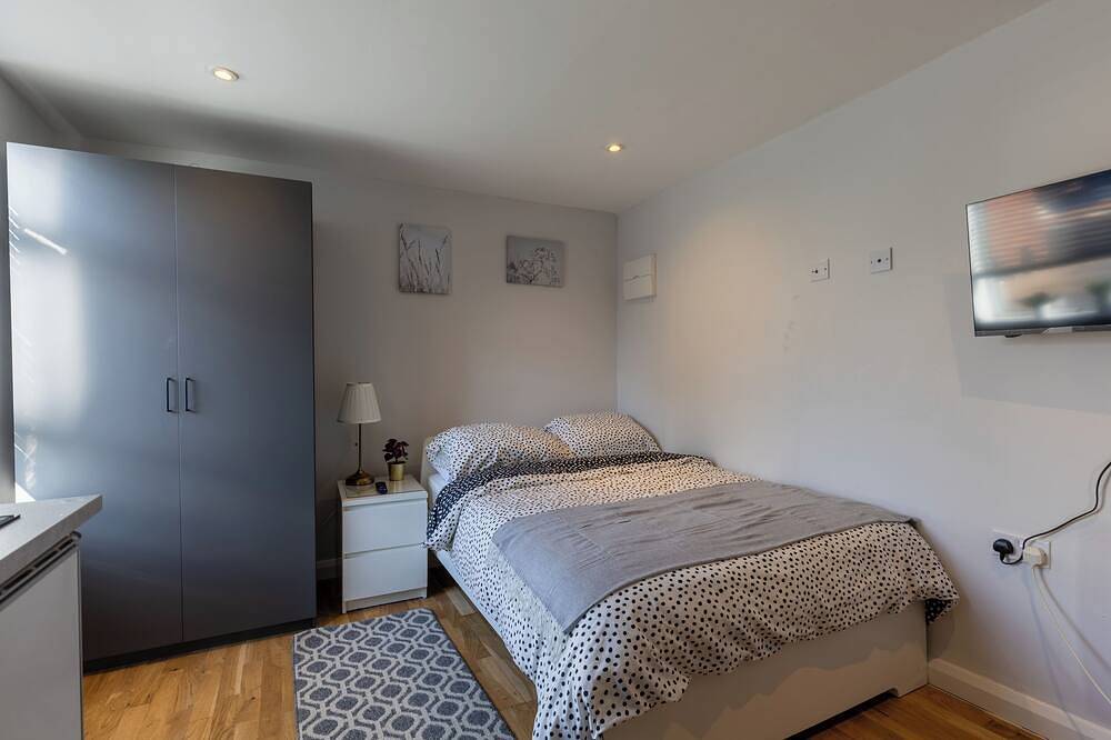 Modern Comfortable Studio with kitchenette for 1-2 people, close to station in Luton, Chiltern Hills