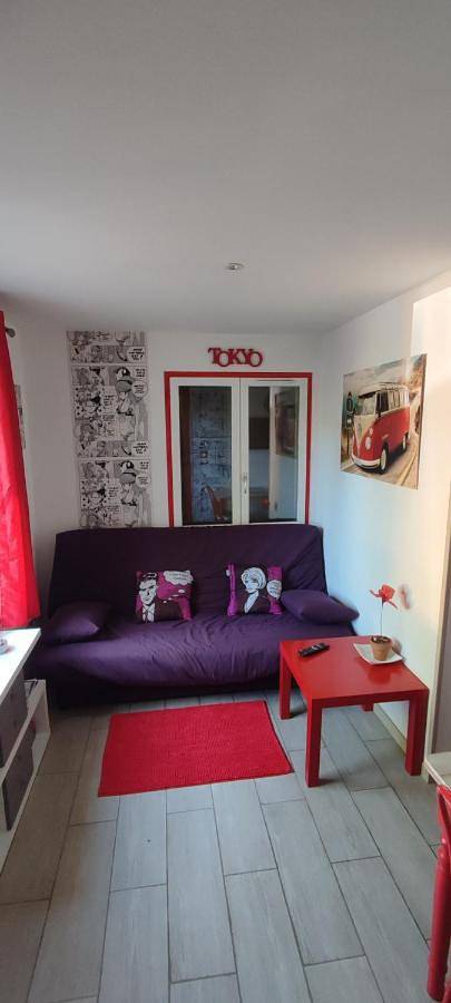 Gîte pour 2 personnes, avec piscine ainsi que vue et jardin dans Reventin-Vaugris - 2