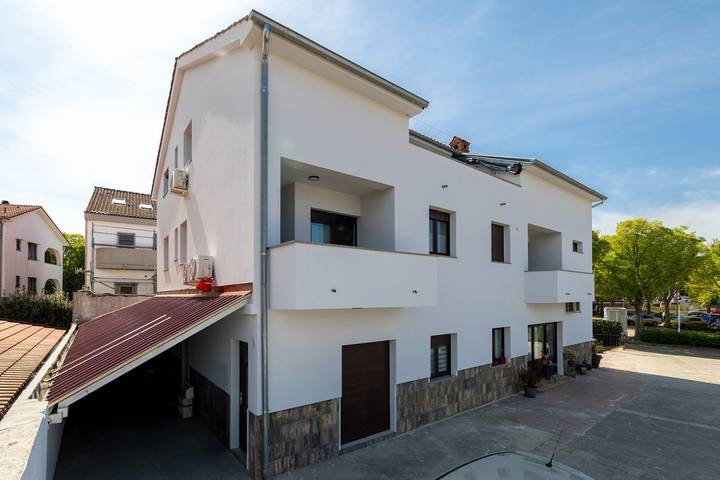 Ganze Wohnung, Gemütliches Apartment für vier Personen im Zentrum von Malinska in Malinska-Dubašnica, Krk