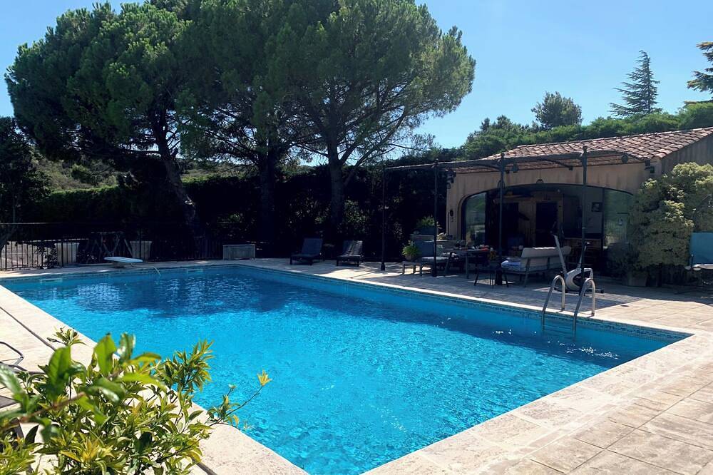 Alpilles and Luberon Large family home 10 pers swimming pool tennis jacuzzi in Caumont-sur-Durance, Vaucluse