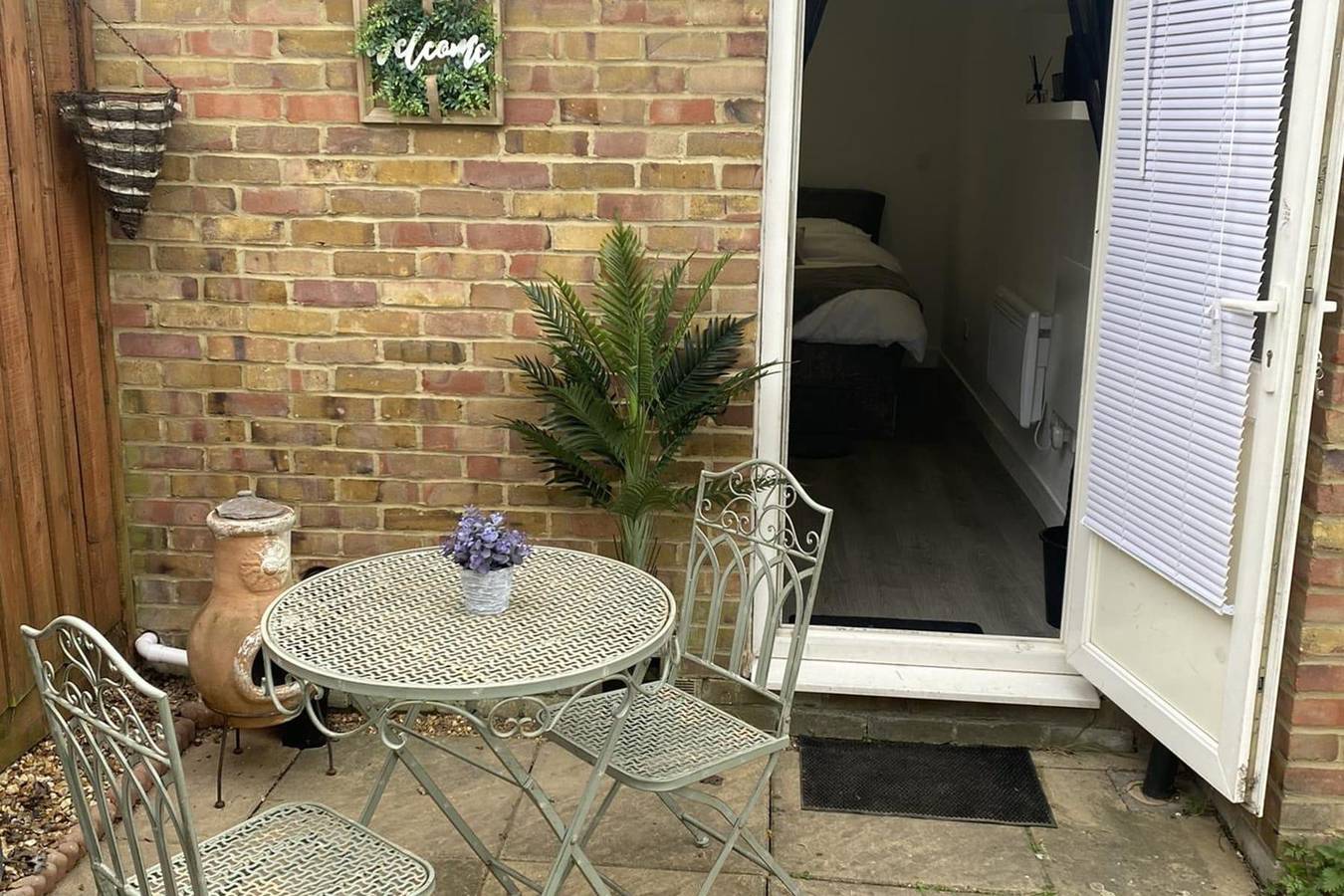 Entire studio, 1 Bed Studio - Sleeps 2 - Smoking - Parking - Wifi in Hillingdon, London
