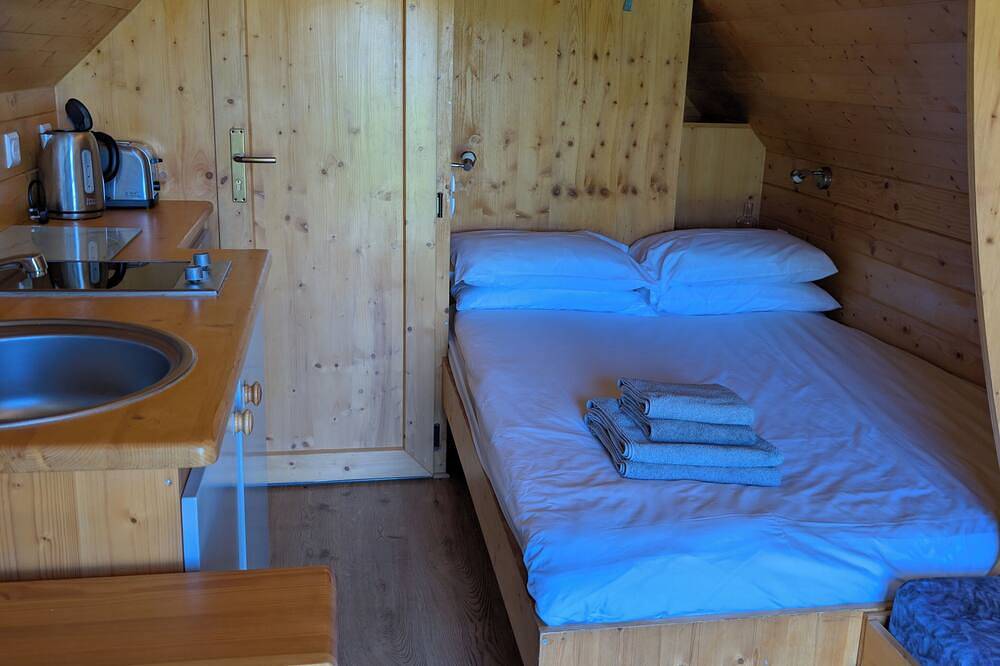 En Suite Glamping Pod, Sleeps 2 adults and 2 children, dog friendly. in Highlands
