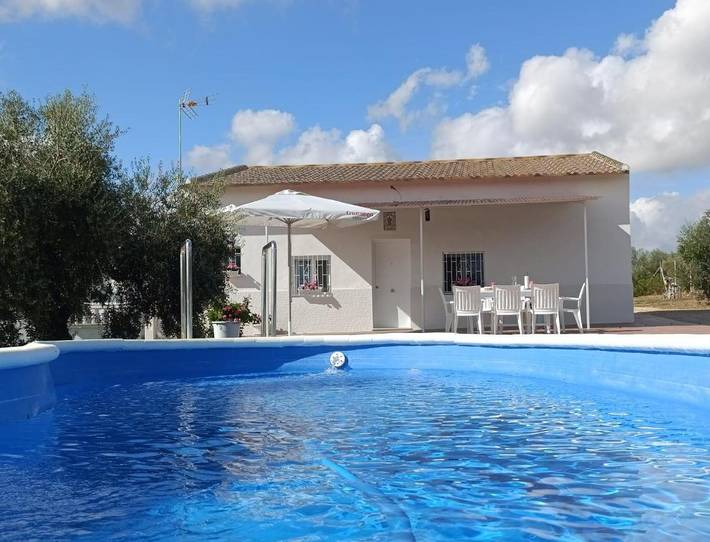 Casa rural para 12 personas, con vistas además de piscina y terraza en Santaella