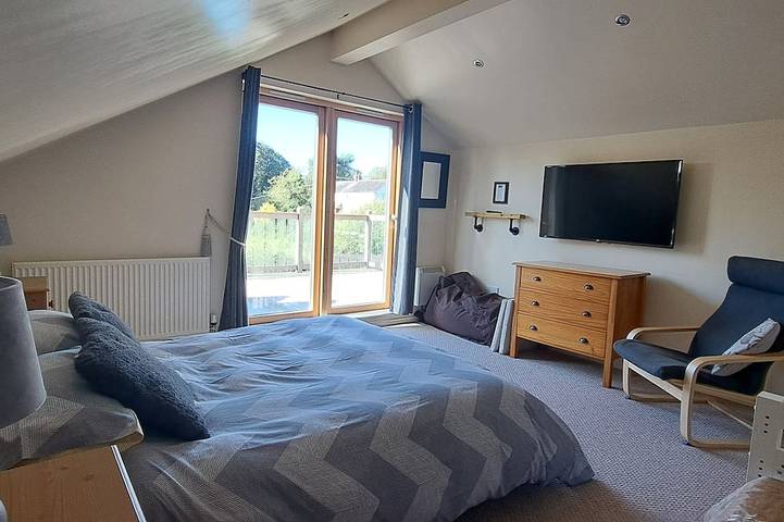 Hébergement privé de luxe avec bain à remous situé dans des jardins avec maison d'été in Cheshire West and Chester