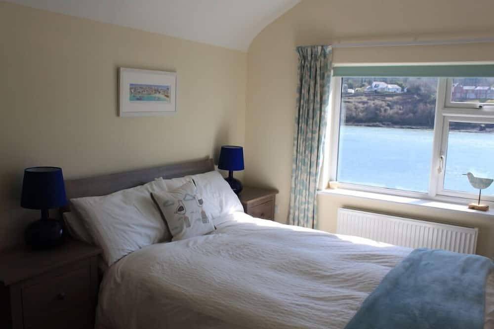 Beautiful, Modern Cottage, A Stone's Throw Away From The Water's Edge in Menai Bridge, Isle of Anglesey
