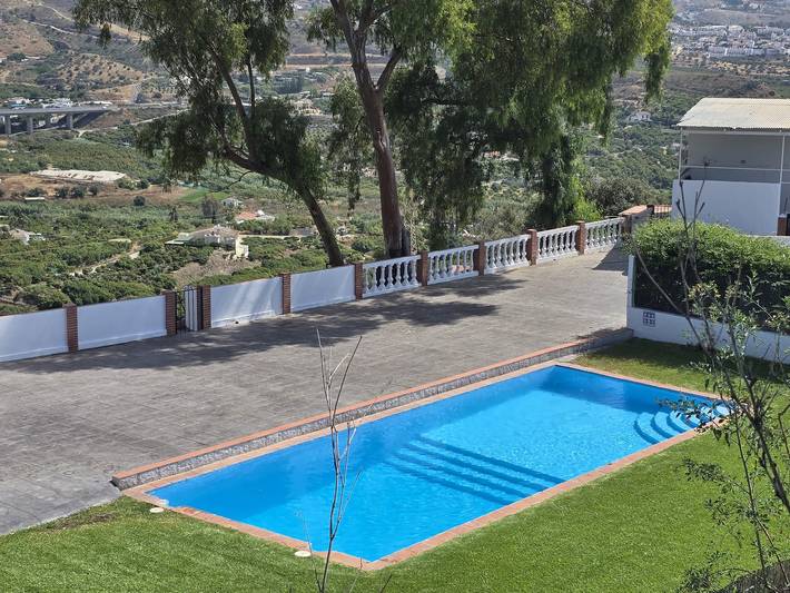 Villa for 6 people, with garden and pool, with pets in Nerja