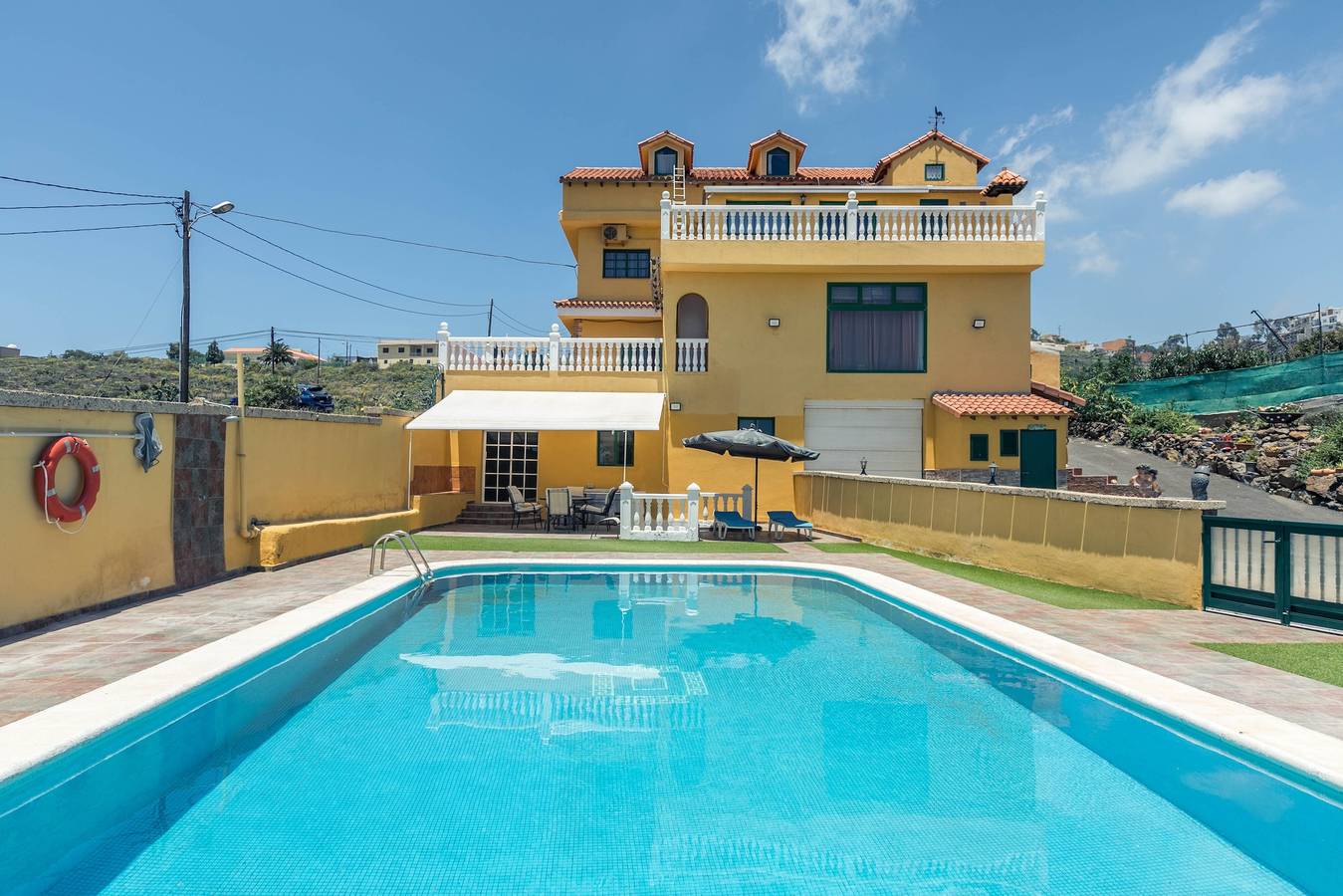 Ganze Wohnung, Haustierfreundliche Ferienwohnung mit Meerblick, Terrasse, Gemeinschaftspool und Wlan in Granadilla de Abona, Teneriffa Süd
