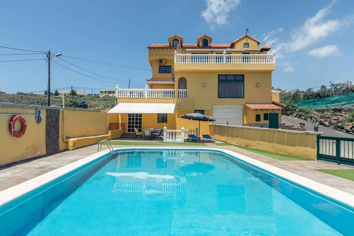Entire apartment, Pet-Friendly Apartment B Armonia Rural with Sea View, Terrace, Shared Pool & Wi-Fi in Granadilla de Abona, South Tenerife