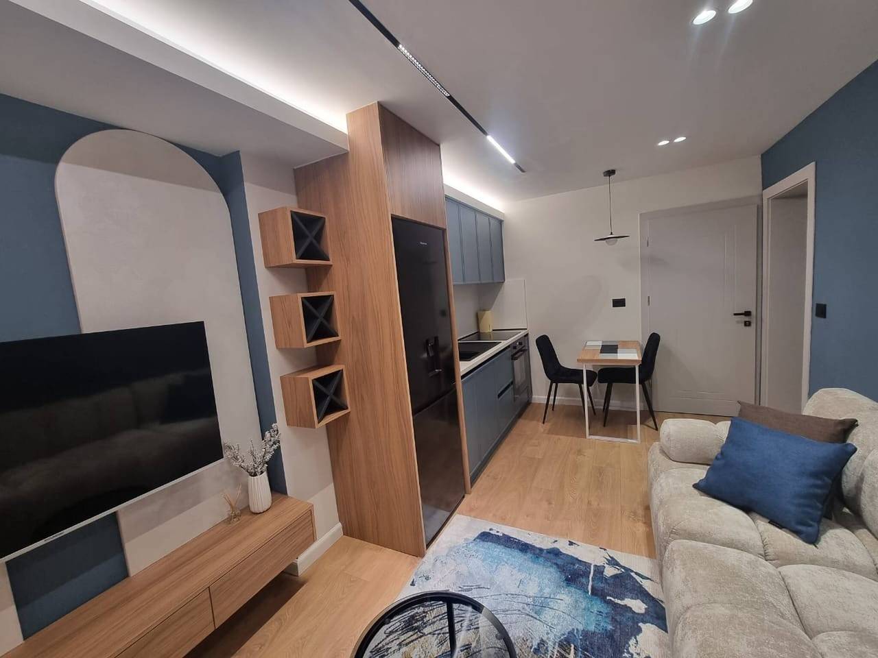 Ganze Wohnung, See und Innenstadt Due Passi in Tiranë, Albanien