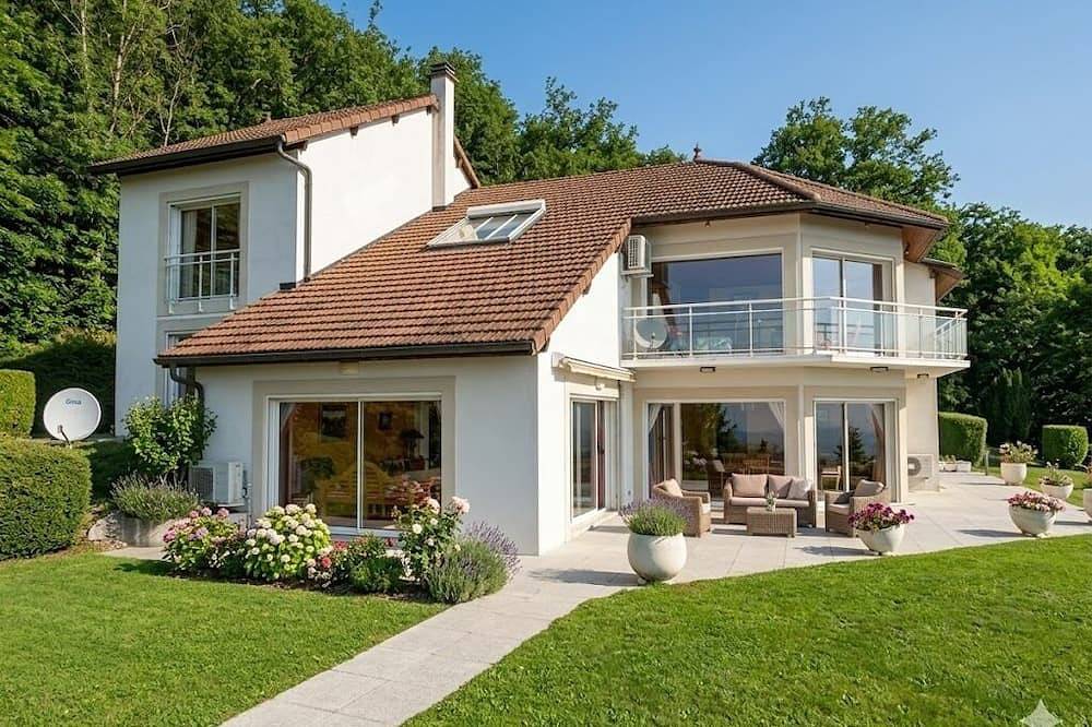 Villa Mont-Blanc & 6 bedrooms & views of the Alps and lake in Divonne-les-Bains, Gex