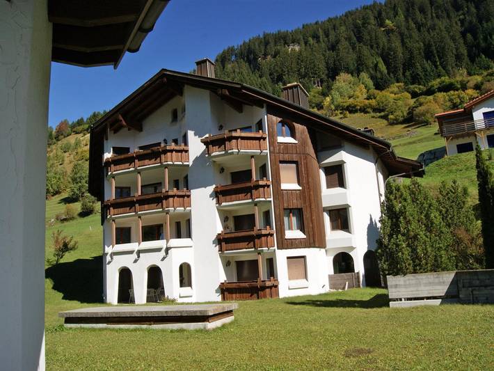 Ferienwohnung für 4 Personen, mit Balkon und Garten in Tinzen