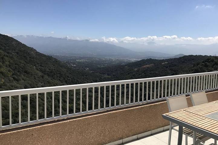 Location de vacances pour 8 personnes à Alata