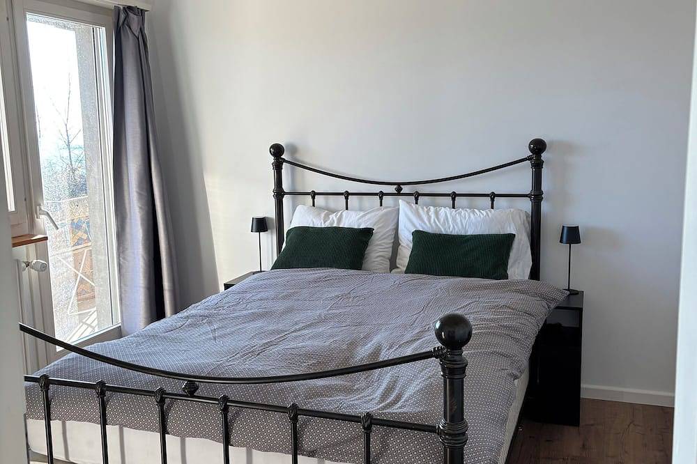 Entire apartment, Apartment Lali Peseux/Neuchatel - 1 Br lake and Alps View with Balcony in Peseux, Three-Lakes