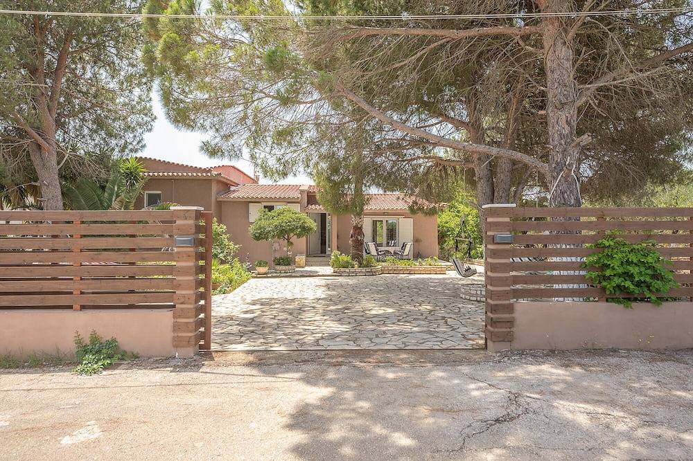 Castle's nest 2-Relaxing in an olive grove in Kastro-Kyllini, Ileia