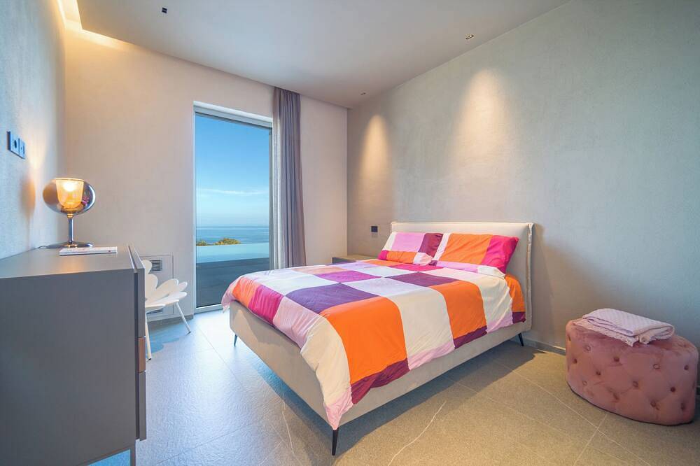 Lusso, piscina a sfioro, sauna, vista mare, sala cinema, bar, parco in Milazzo, Provincia di Messina