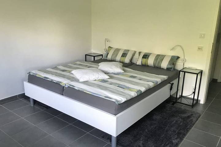 Ganze Wohnung, Ferienwohnung auf der Höri, Terrasse und Garten, 8 Minuten Fußweg zum Bodensee in Gaienhofen, Untersee
