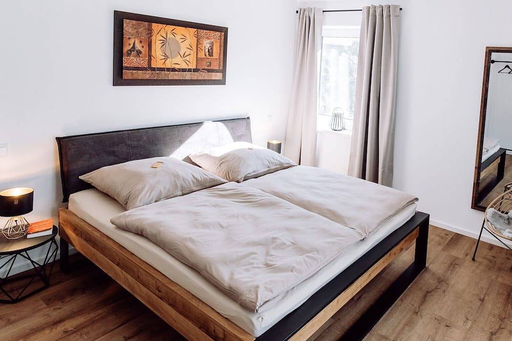 Ganze Wohnung, Ferienwohnung 1 Sonnenblick im Erdgeschoss mit 2 Terrassen und Garten in Riedering, Chiemgauer Alpen