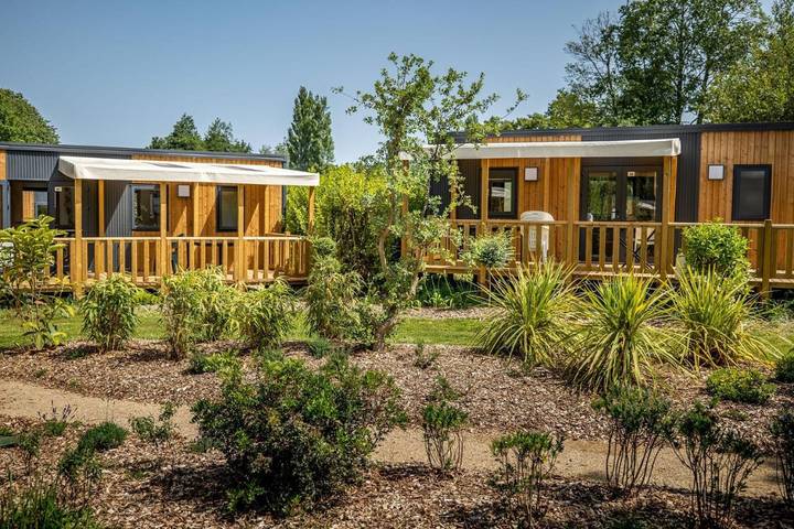 Camping pour 6 personnes, avec piscine ainsi que jardin et terrasse