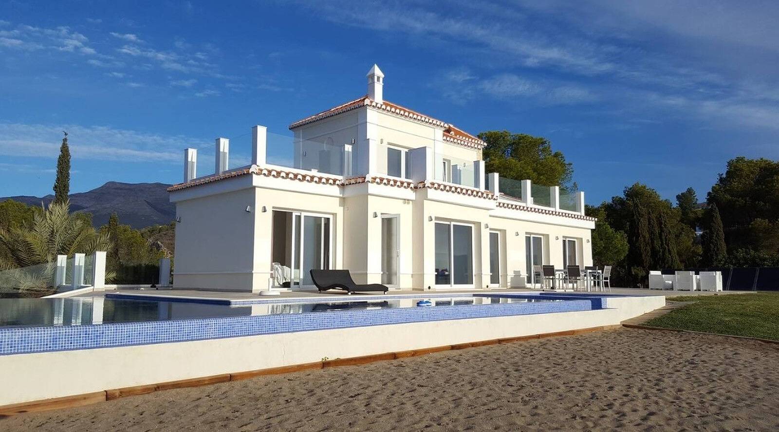 Villa 'met 2 zwembaden en jacuzzi' met tuin, 2 terrassen & Wi-Fi in Almuñecar, Costa Tropical