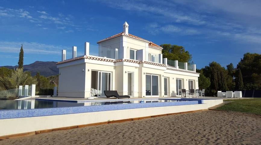 Villa 'mit 2 Pools und Whirlpool' mit Garten, 2 Terrassen und WLAN in Almuñecar, Costa Tropical