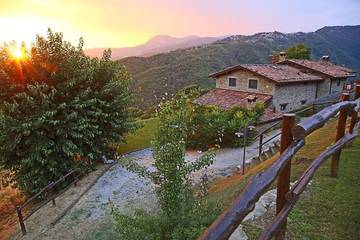 Gîte pour 4 personnes, avec jacuzzi et piscine ainsi que terrasse et jardin, animaux acceptés à Pieve Fosciana