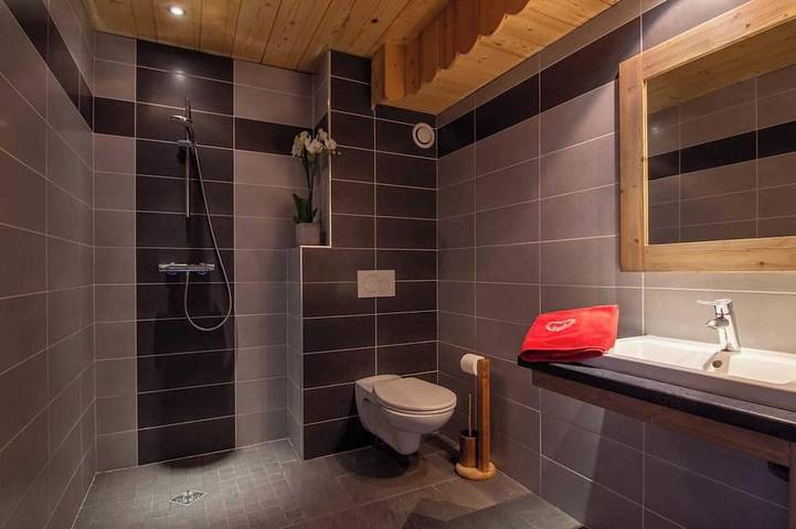 Ferienwohnung mit beheiztem Innenpool und Ruhebereich in Taninges, Region Bonneville