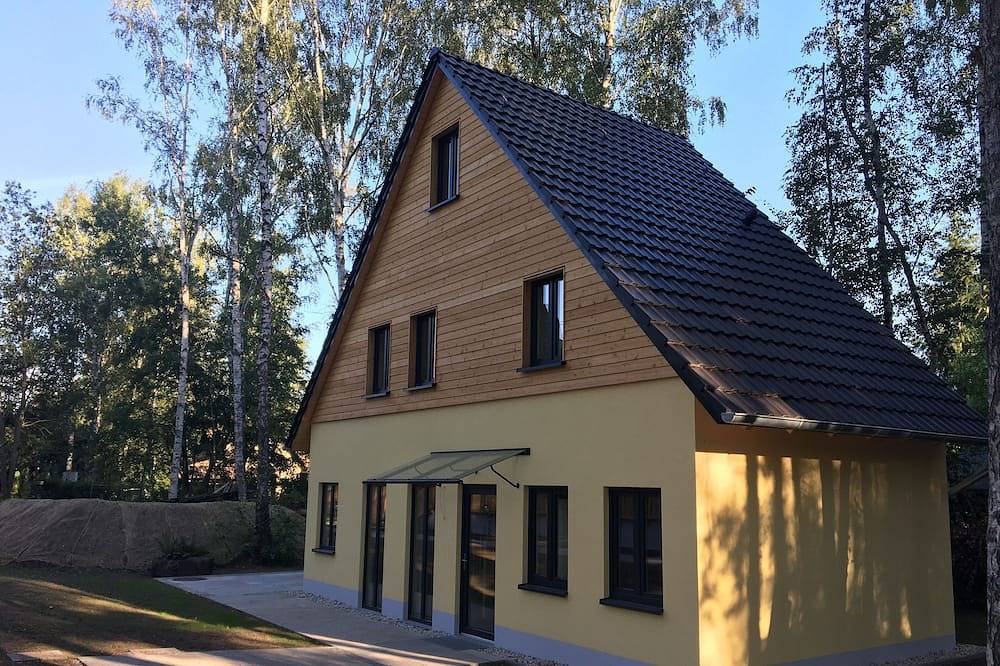 Lauch3.de: yellow holiday home by the lake in FKK (Plessa), Plessa