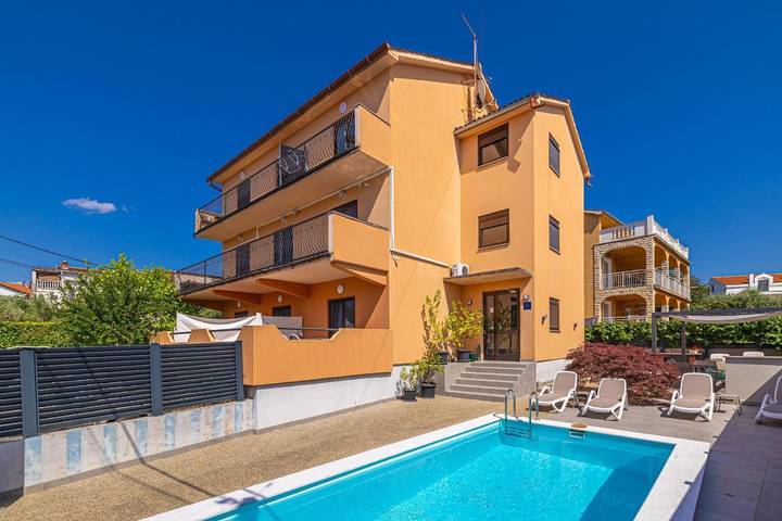 Maison d’hôte pour 4 personnes, avec piscine et jardin dans Krk