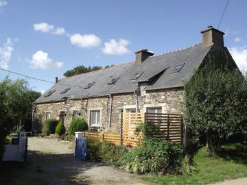 Gîte pour 2 personnes, avec jardin et vue, adapté aux familles à Merléac