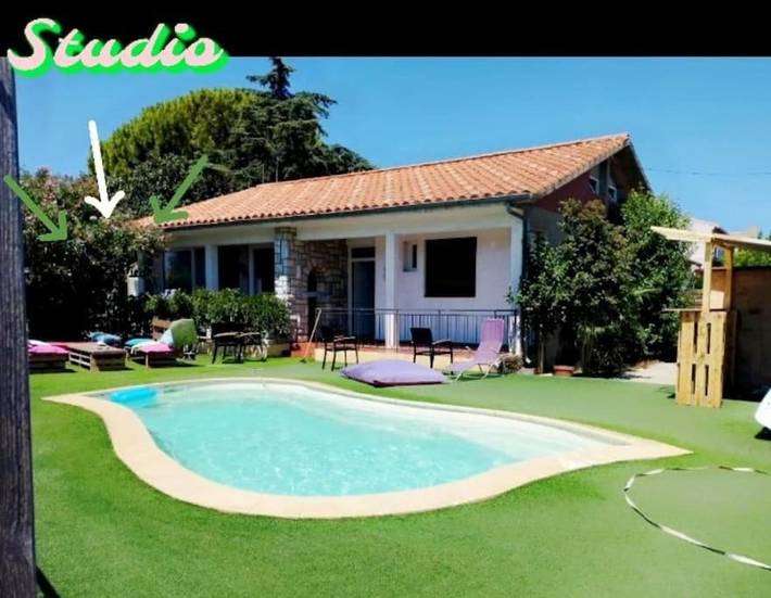 Gîte pour 2 personnes, avec terrasse ainsi que jardin et piscine à Coursan