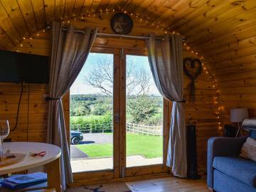 Log Cabin for 2 People in Swansea region, South-Wales, Photo 2