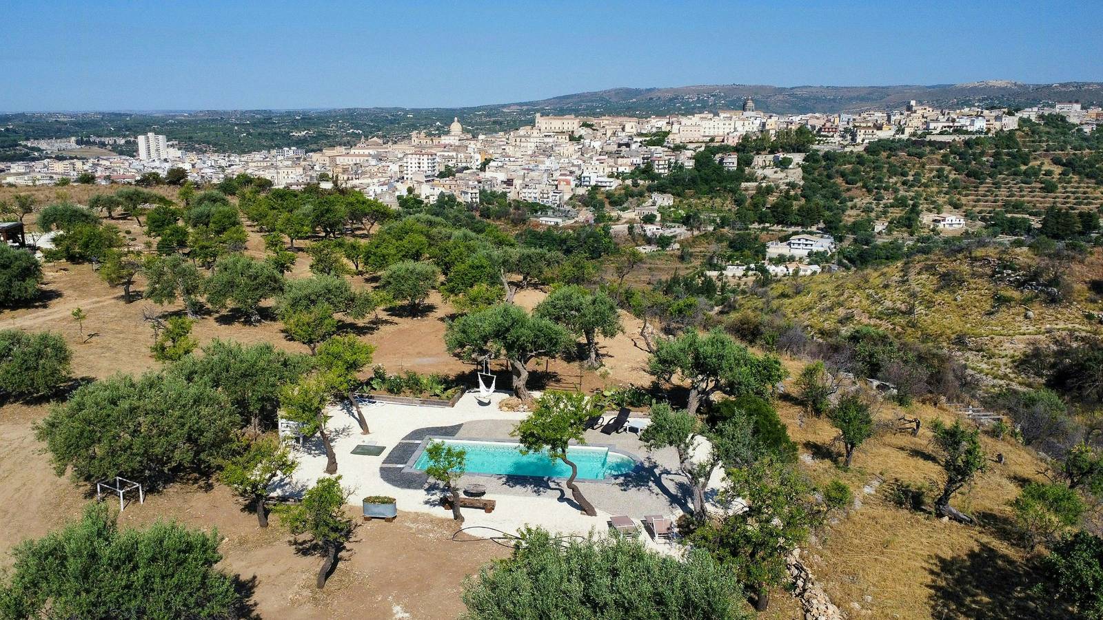 Villa in pietra con piscina tra alberi centenari in Noto, Avola