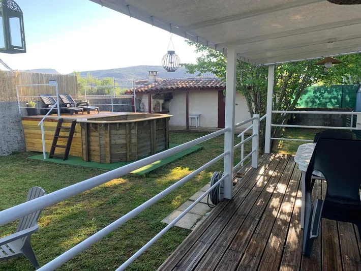 Chalet pour 4 personnes, avec terrasse et vue ainsi que piscine et jardin, animaux acceptés - 1