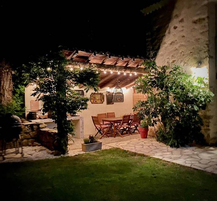 Location de vacances pour 4 personnes, avec jardin ainsi que vue et piscine à La Bastide-de-Bousignac - 2