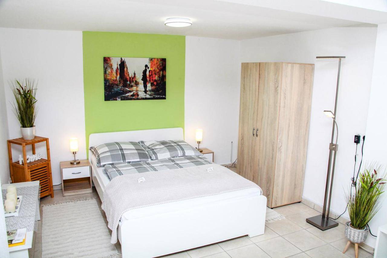 Geheel appartement, Individual Apartments - Zentrale, ruhige Wohnung in Innenstadt - Küche, Parkplatz, Terrasse, Smarttv, Netflix in Bitburg, Eifelkreis Bitburg-Prüm
