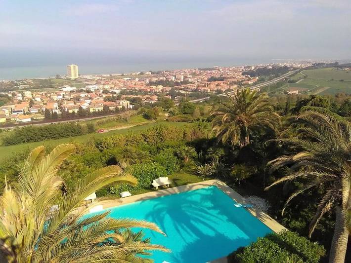 B&b per 2 persone, con Terrazza e Idromassaggio nonché Giardino e Piscina a Fermo