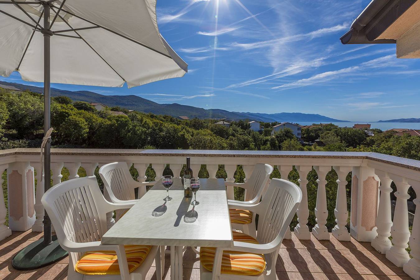 Ganze Wohnung, Idyllisches Apartment nur 470 Meter zum Strand mit Meerblick, Babybett - Hunde willkommen in Povile, Primorje-Gorski Kotar
